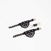 Черные кожаные наручники с клепками, кольцами и золотистой фурнитурой - Crazy Handmade - купить с доставкой в Северодвинске Черные кожаные наручники с клепками, кольцами и золотистой фурнитурой - Crazy Handmade - купить с доставкой в Северодвинске