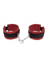 Красно-чёрные полиуретановые наручники Luxurious Handcuffs - Blush Novelties - купить с доставкой в Северодвинске