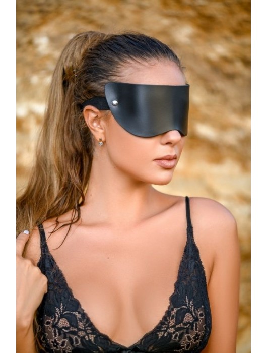 Черная плотная кожаная маска на глаза - БДСМ Арсенал - купить с доставкой в Северодвинске