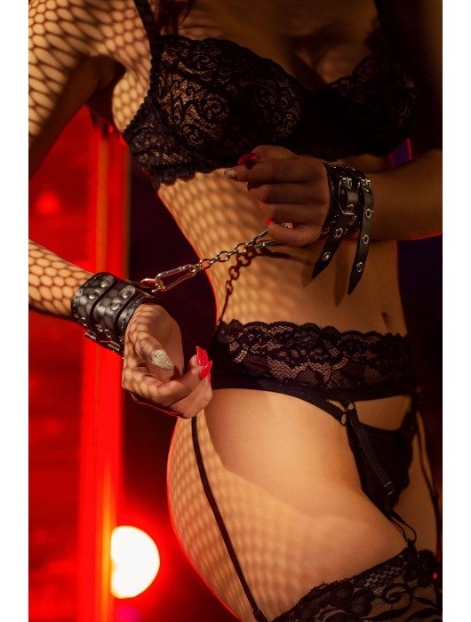 Черные кожаные наручники с двумя ремнями и красной подкладкой - Pecado - купить с доставкой в Северодвинске