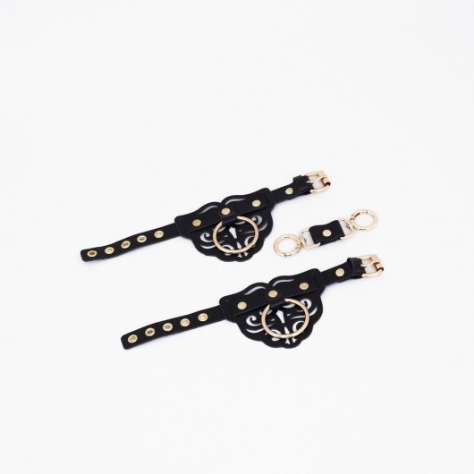Черные кожаные наручники с клепками, кольцами и золотистой фурнитурой - Crazy Handmade - купить с доставкой в Северодвинске Черные кожаные наручники с клепками, кольцами и золотистой фурнитурой - Crazy Handmade - купить с доставкой в Северодвинске